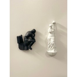 ll Pensatore sul water e la Venere di Milo sotto la doccia